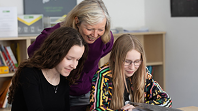 easyLEARN Nachhilfelehrerin mit Schülerinnen