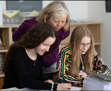 Lernsituation Lehrerin Mit Schuelerinnen