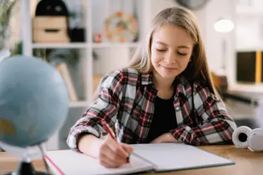 Schuelerin Lernt Zuhause