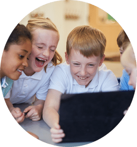 Kinder haben spaß beim Lernen