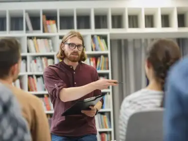 Nachilfelehrer im Unterricht