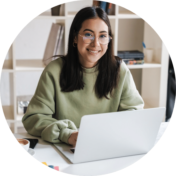 Mädchen arbeitet am Notebook