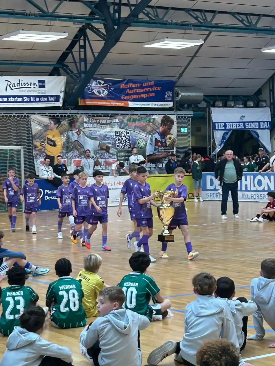 Juniorscup 2026 Pokal Wird Getragen