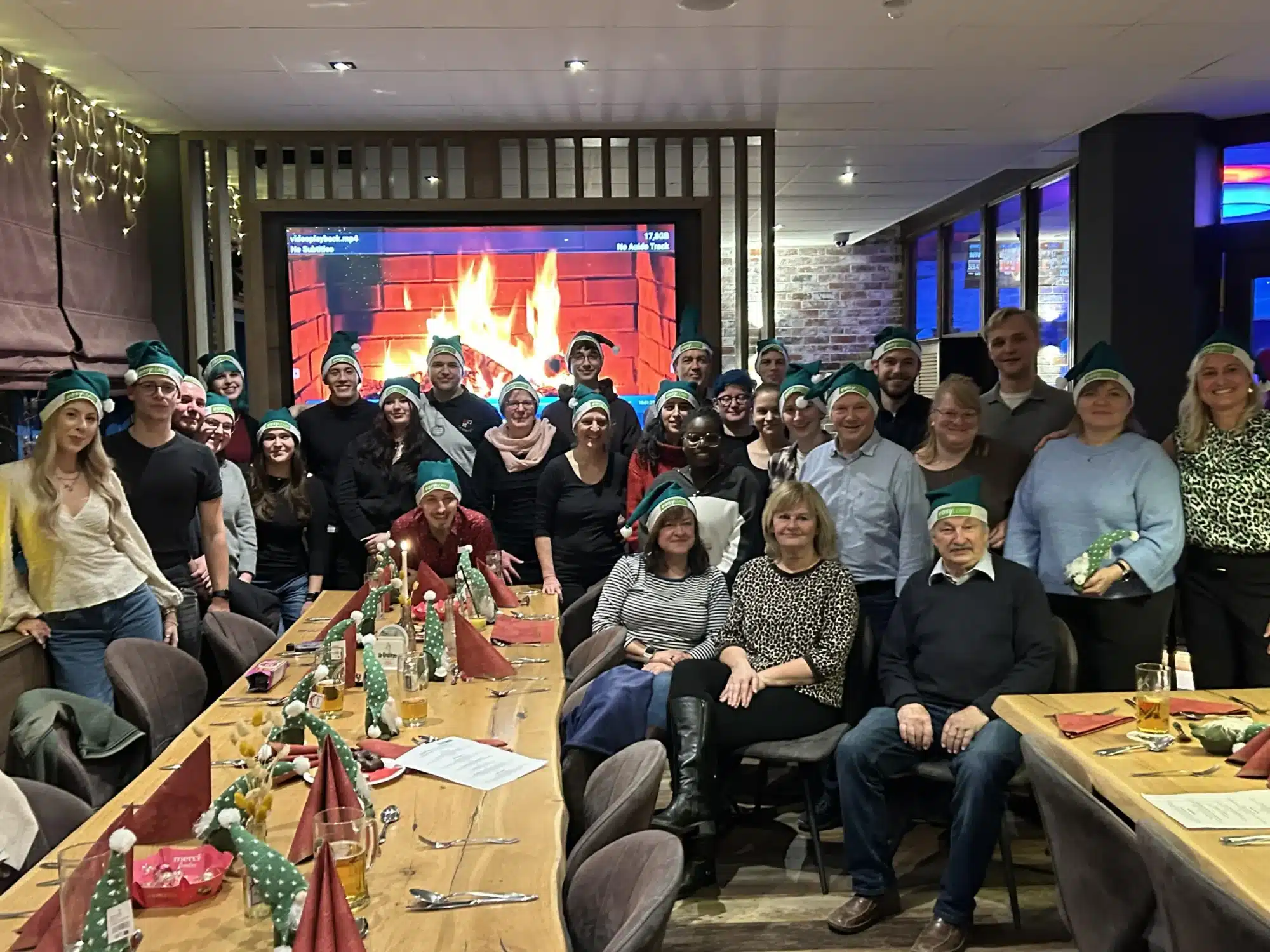 easyLEARN Weihnachtsfeier 2025 gro&szlig;es Gruppenfoto
