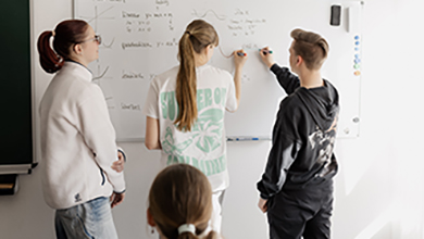 Lernsituationen easylearn Gruppe an Tafel