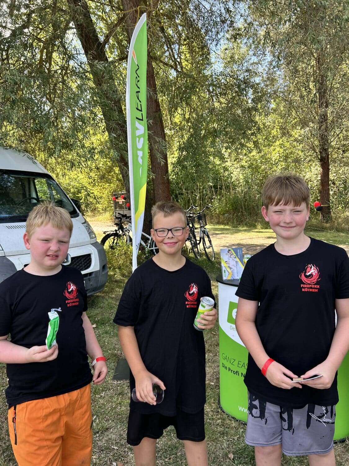 Drei Jungen am easyLEARN Stand
