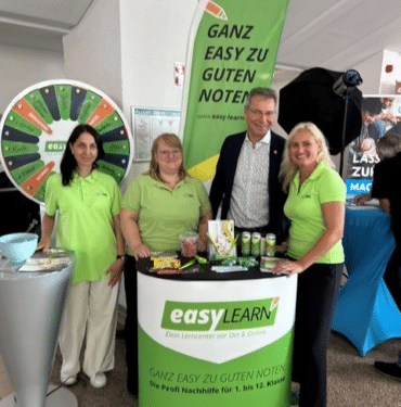 Messestand von easyLEARN mit Team und Glücksrad