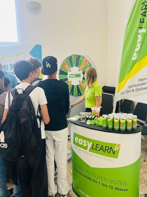 Schüler an easyLEARN-Messestand mit Glücksrad