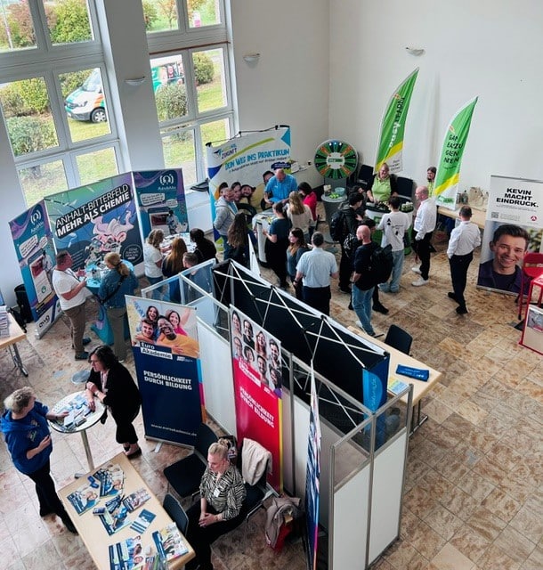 Besucherinnen und Besucher auf einer Ausbildungs- und Karrieremesse in Bitterfeld