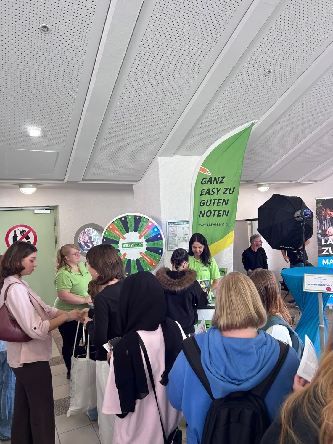 Besucher am easyLEARN-Stand auf einer Bildungsmesse in Delitzsch