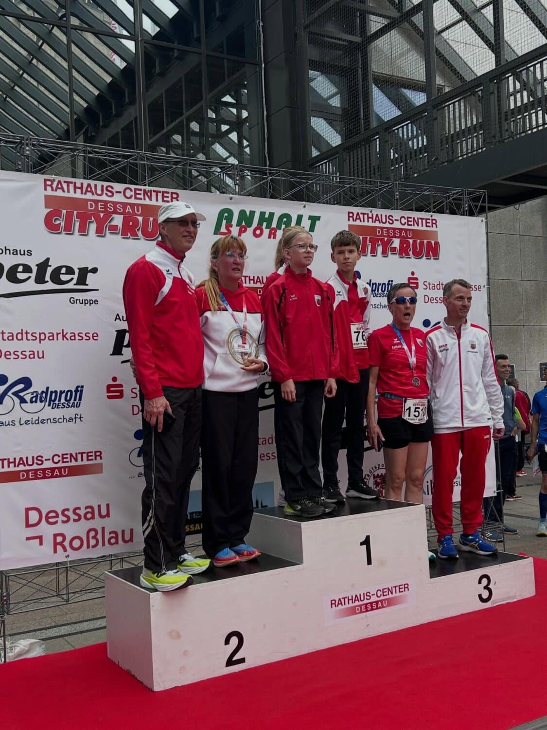 Siegerteam auf dem Podest beim Dessauer City-Run