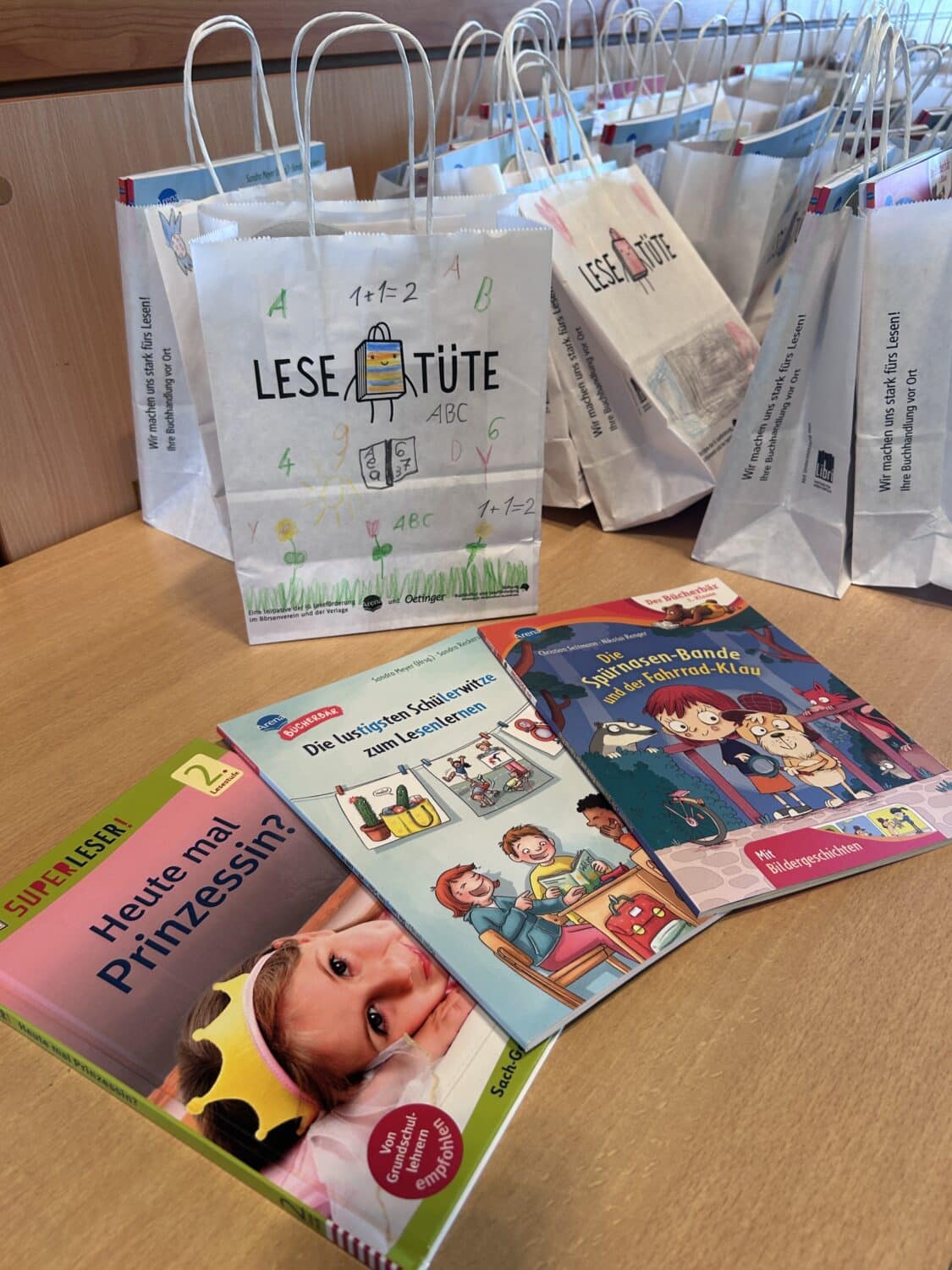 Lesetüten und Kinderbücher auf einem Holztisch