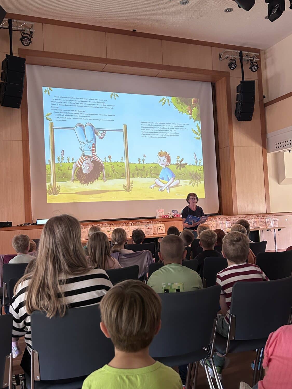 Kinder verfolgen Bilderbuchlesung 