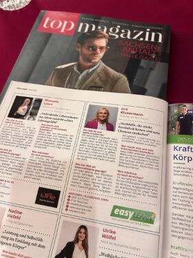 Aufgeschlagenes Top-Magazin Sachsen-Anhalt auf rotem Tisch mit Artikel easyLEARN Grit Klickermann