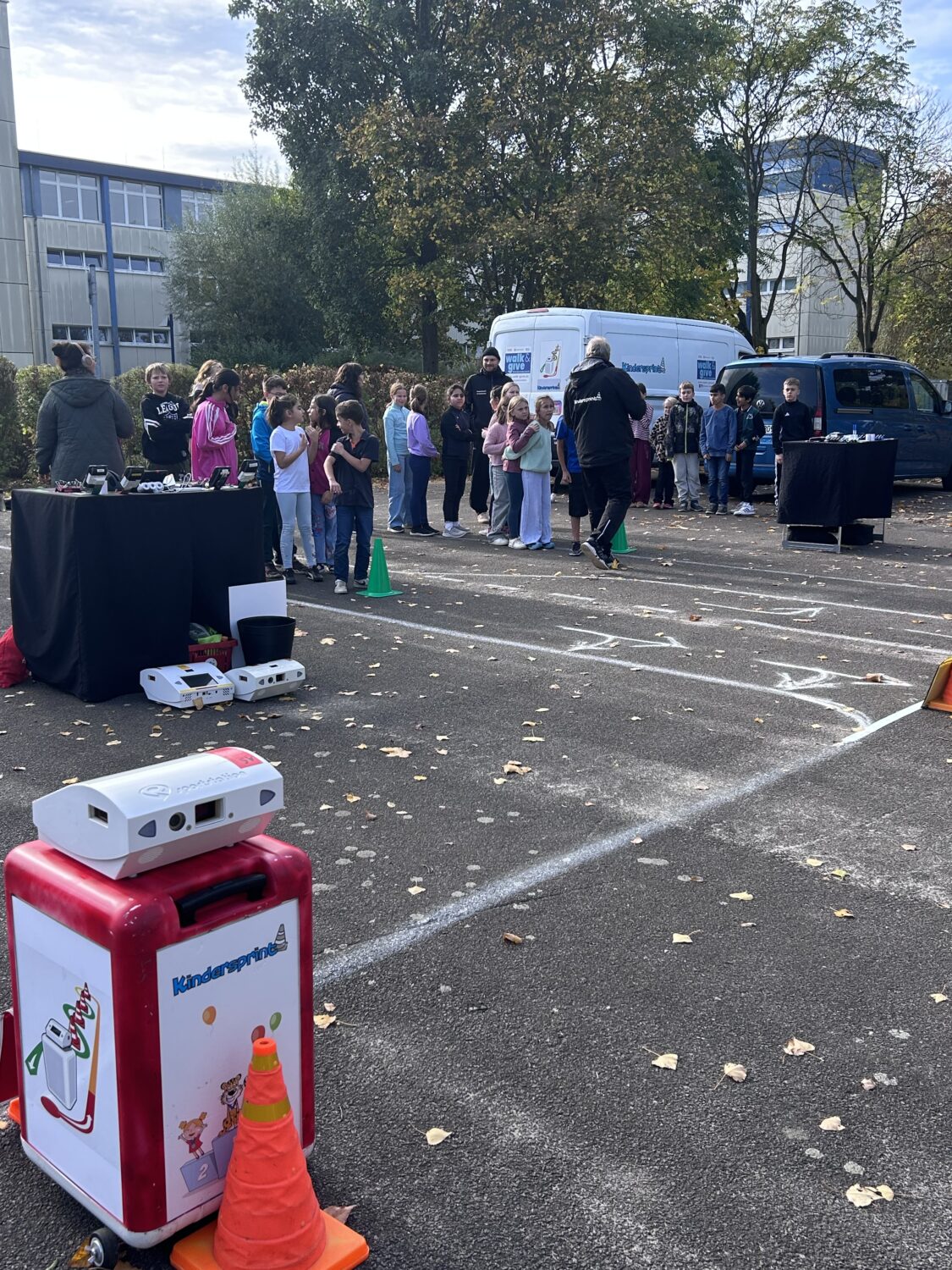 Kinder warten bei Sportaktion mit Kindersprint-Messger&auml;ten