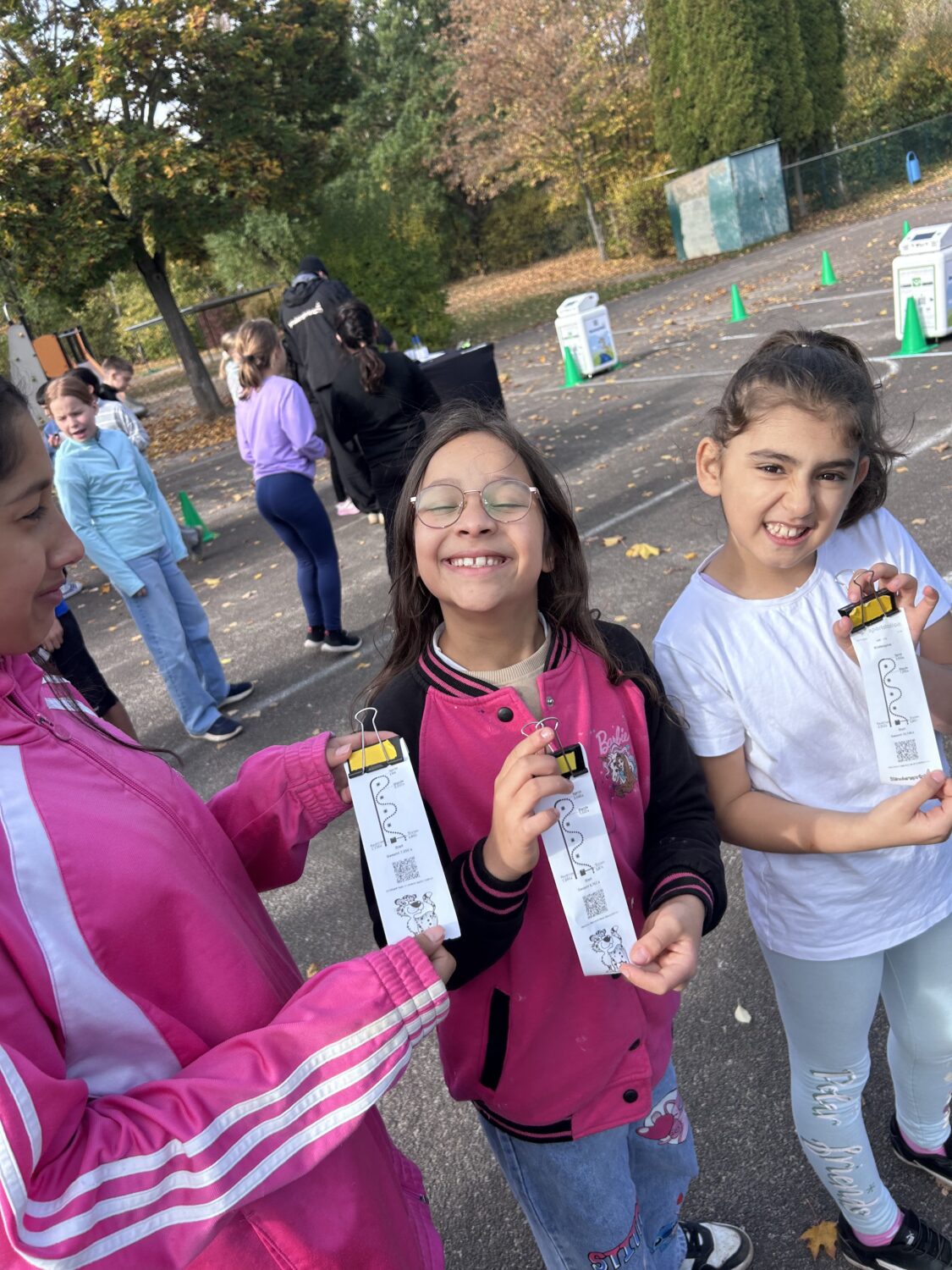 Kinder mit Laufkarten bei Orientierungslauf im herbstlichen Park