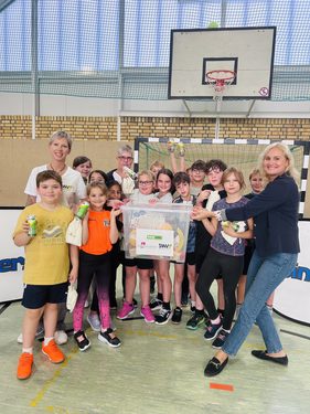 Kinder und Erwachsene mit Sportspenden in Turnhalle